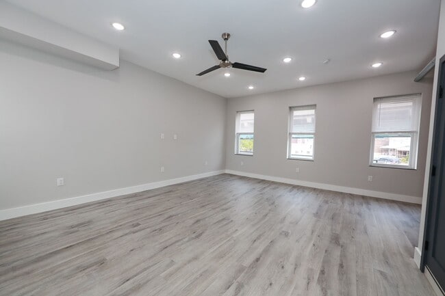 Building Photo - 3565 Kensington Ave