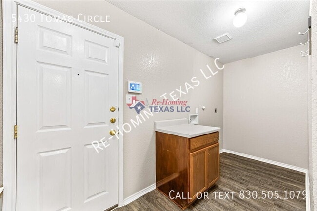 Building Photo - 5430 Tomas Cir.