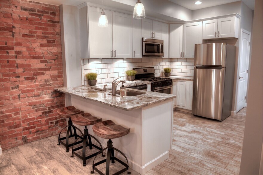 Primary Photo - 323 Parkwood Ave