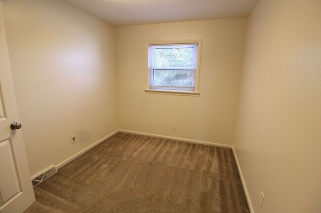 Building Photo - 1331 Devon Ln