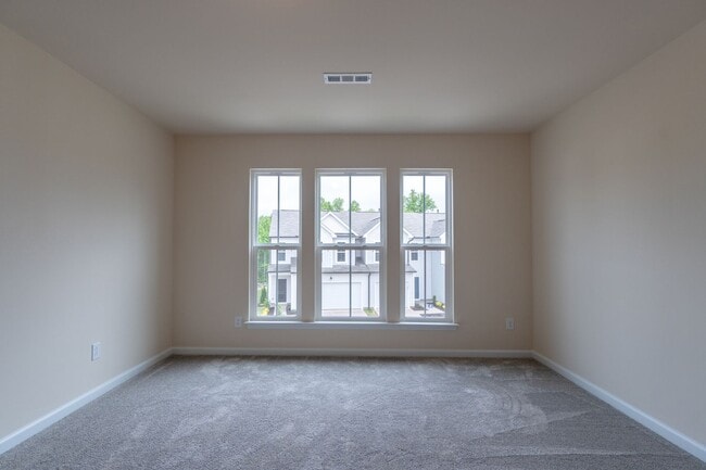 Building Photo - Spacious 3BR/3BA Home with Modern Finishes
