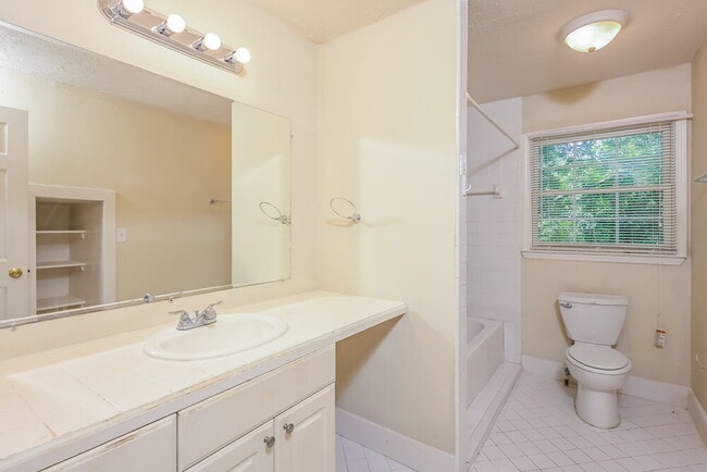 Building Photo - 521 Sequoia Ct