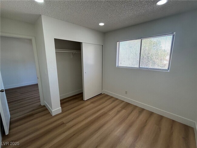 Building Photo - 3937 S Torrey Pines Dr