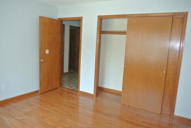Building Photo - 302 Westwood Rd