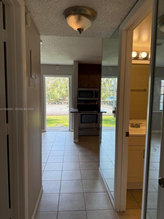 Building Photo - 402 Lakeside Dr