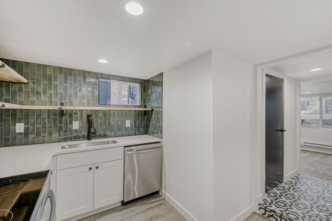 Building Photo - 946 Pratt St