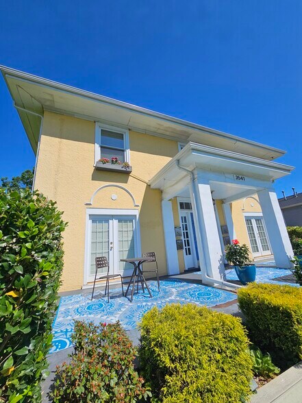 Private patio - 3541 Fort Ave