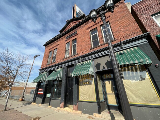 Building Photo - 937 University Ave W