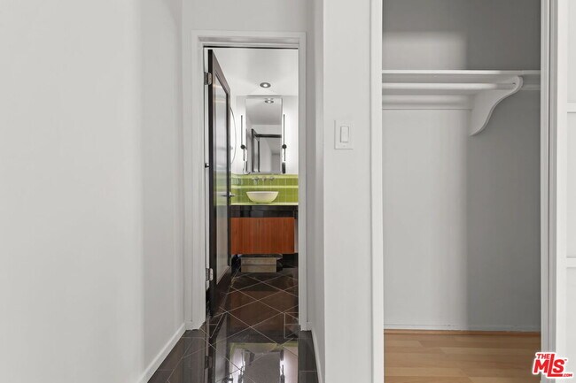 Building Photo - 8550 Holloway Dr