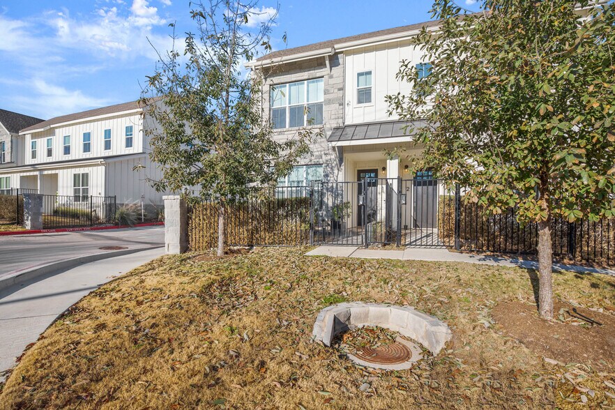 Building Photo - 2624 Metcalfe Rd