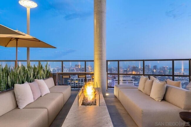 Building Photo - 525 Olive St