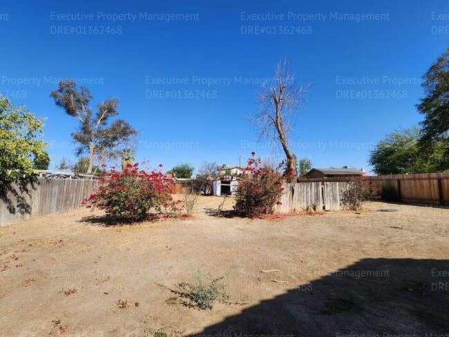Building Photo - 4 bedroom 2 bath great location.