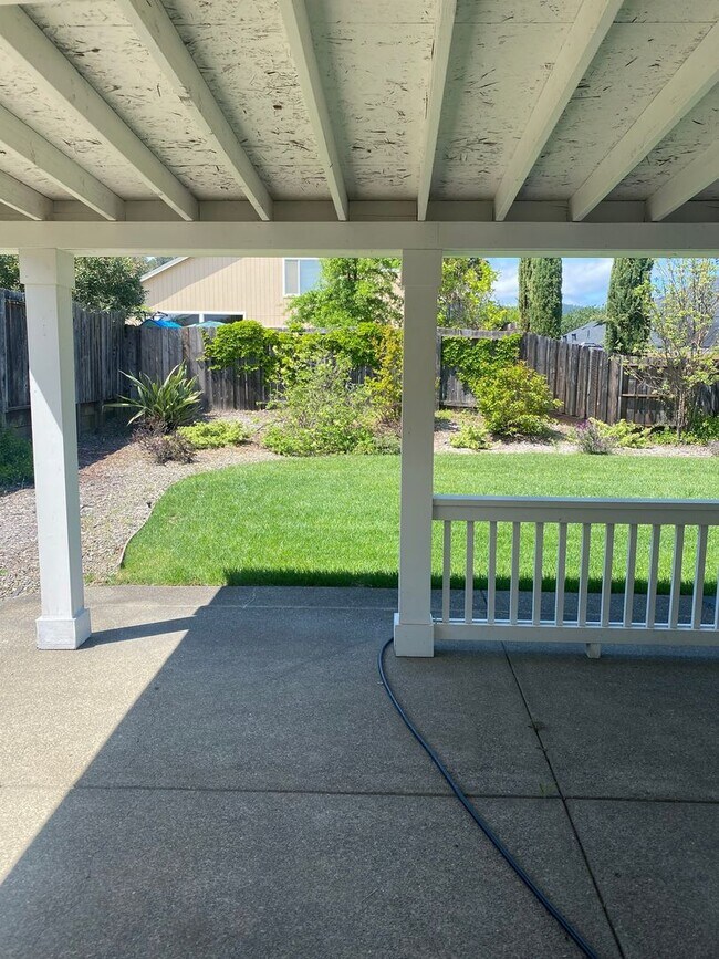 Building Photo - **Available Now Single Level  3 Bedroom 2 Bathroom with a Office**