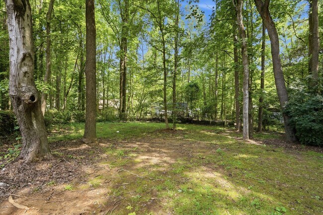 Building Photo - Renovated Ranch on a Quiet Cul-de-Sac with Vaulted Ceilings & Private Backyard