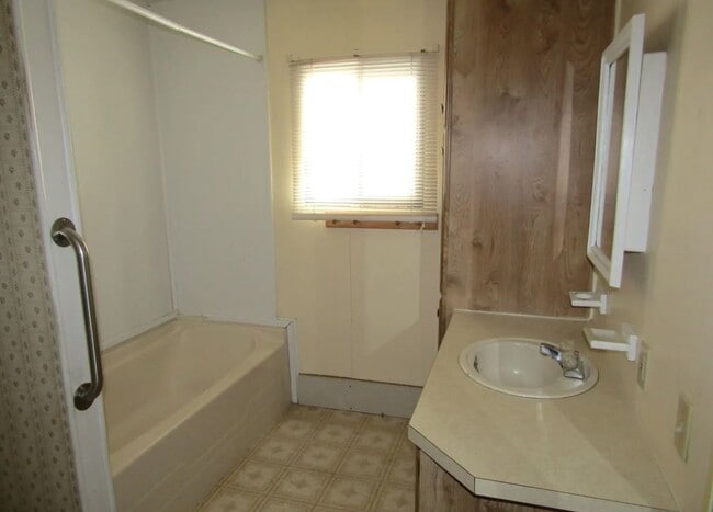 Building Photo - Single Wide in Yerington For Rent