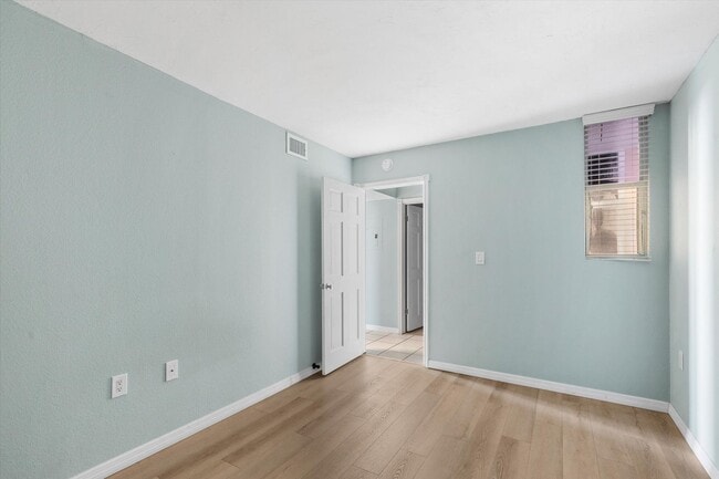 Building Photo - 3 Bedroom, 2 Bathroom Unfurnished Condo for a 1 year lease!