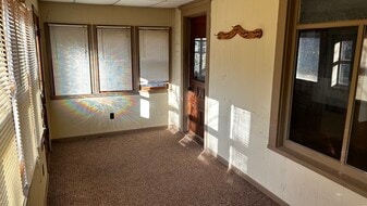 Building Photo - 509 E Maple St