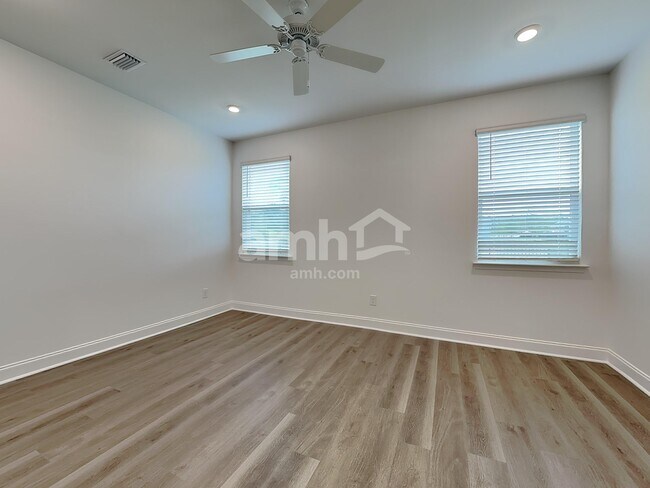Building Photo - 547 Armstrong Curv