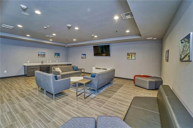 Building Photo - 1800 E 4th St