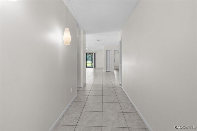 Building Photo - 83 Golfview Dr