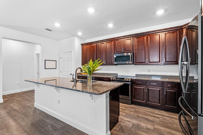 Building Photo - Spacious 4-Bed / 2-Bath Home with 3-Car Garage in Apopka with Modern Touches!