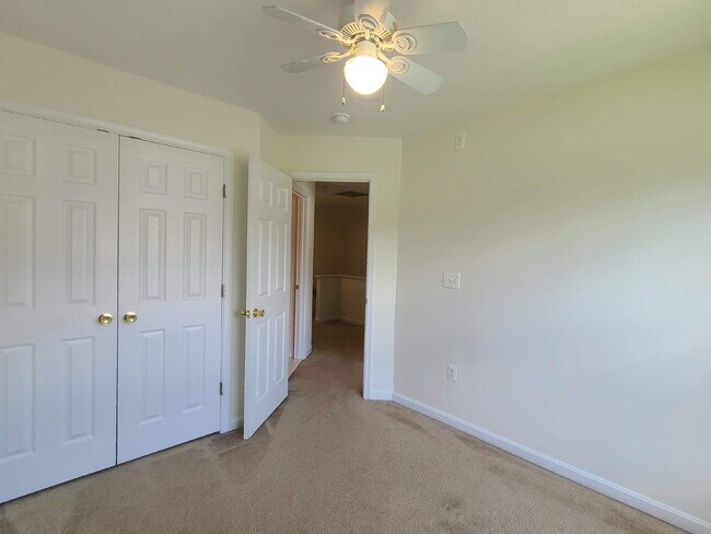 Building Photo - 210 Hillside Ct