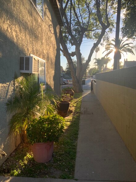 Building Photo - 837 S Gordon St