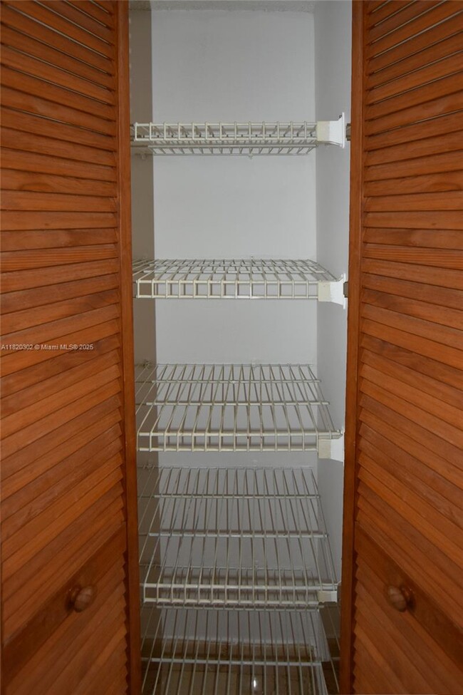 Building Photo - 540 Brickell Key Dr