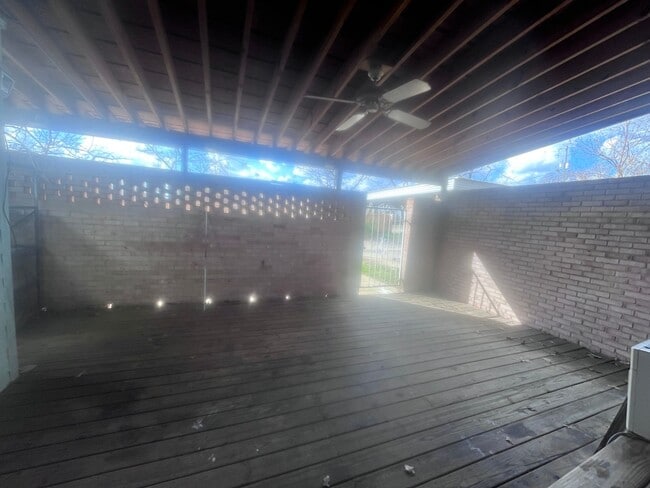 Building Photo - Great Location