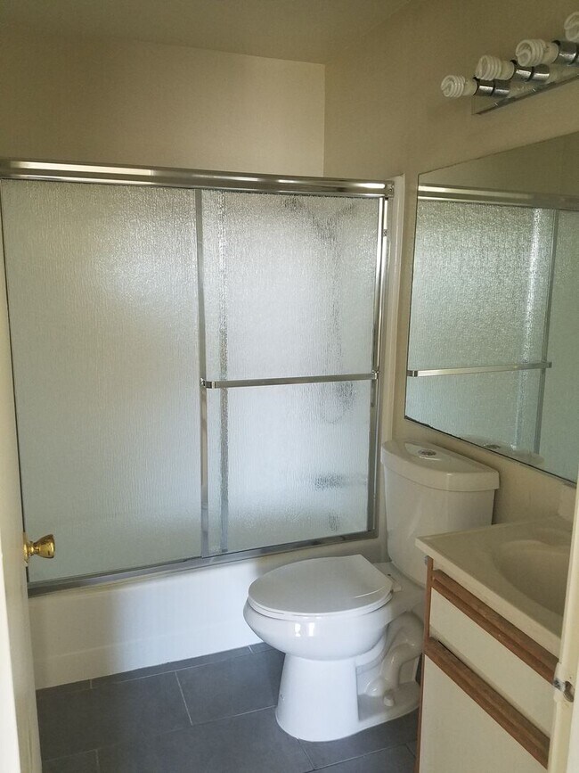 Building Photo - 2 Bedroom, 2 Bath condo in Secured complex...