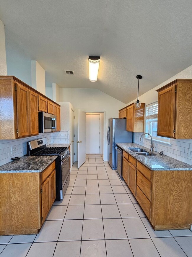 Building Photo - (3) Bed/(2) Bath East Norman Avail NOW!