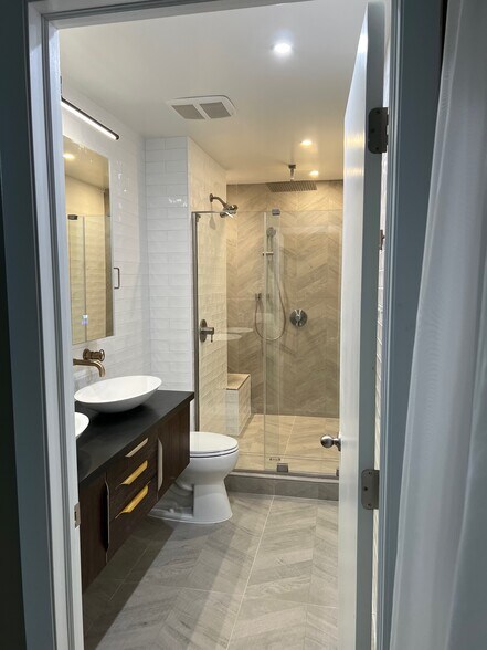 Building Photo - 220 Sugarland Run Dr