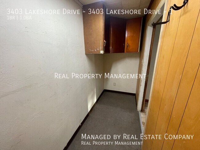 Building Photo - 3403 Lakeshore Dr