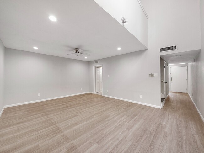 Building Photo - 2056 Augusta Dr