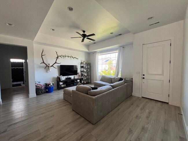 Building Photo - Stylish 3 Bedroom Home with Spacious Layout