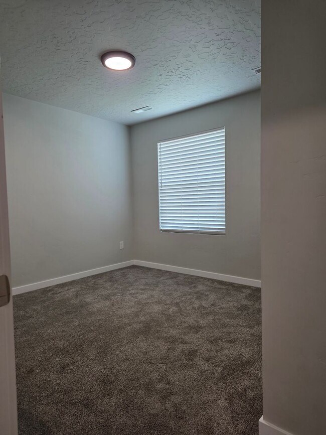 Building Photo - Like new 4 Bedroom Home