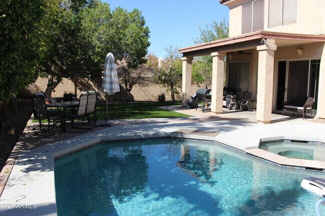 Building Photo - 1433 W Longhorn Dr