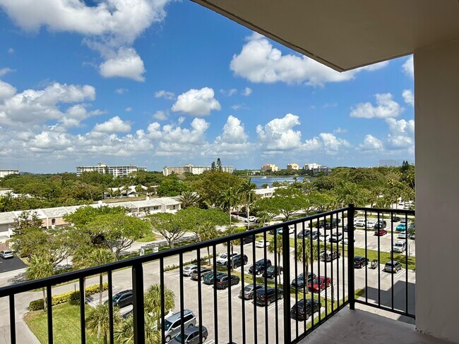 Building Photo - 3100 N Palm Aire Dr