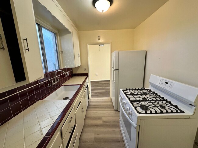 Building Photo - 432 Everett St