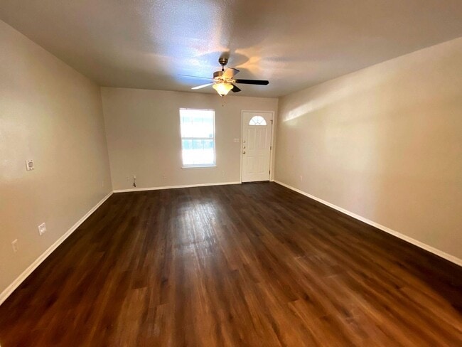 Building Photo - *Move in Special* 2 Bedroom / 1 Bath **Cozy Unit in Pleasanton** w/ Covered Carport! *Refrigerato...