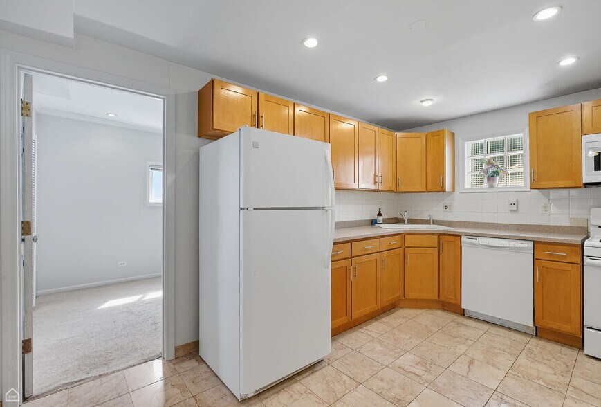 Building Photo - 3709 W Potomac Ave