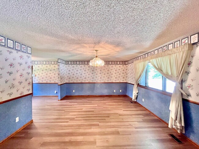 Building Photo - Spacious 4 bed/ 3 bath Two Story Home with Finished Basement - Lawn and Garden Care Included, New...
