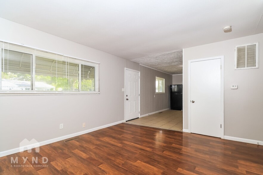 Building Photo - 3049 Bluefield Dr