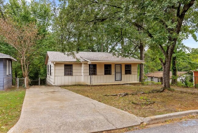 Building Photo - Newly Renovated 3 Bedroom, 1 Bath home Wit...