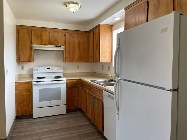 Building Photo - Very Nice 2 Bedroom 2 Bath TownhomBrand New Flooring and Fresh Paint1