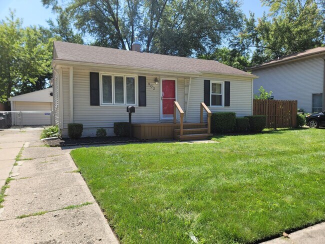 Building Photo - Spacious 3-bedroom, 2-full Bath Ranch