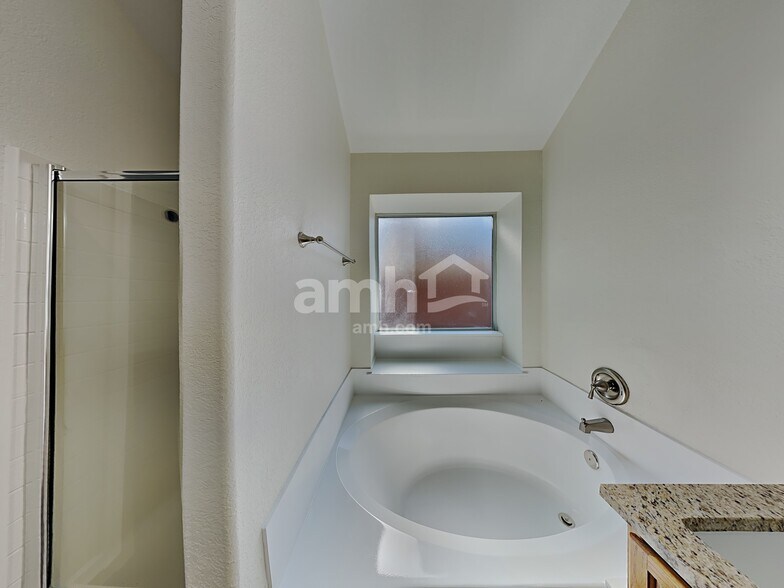 Building Photo - 2313 Highland Crossing Dr