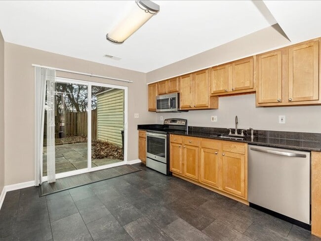 Building Photo - 584 Cotswold Ct