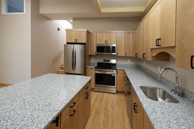 Building Photo - 140 Main St