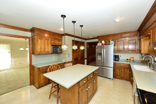 Building Photo - Custom Built brick Manor close to airport ...